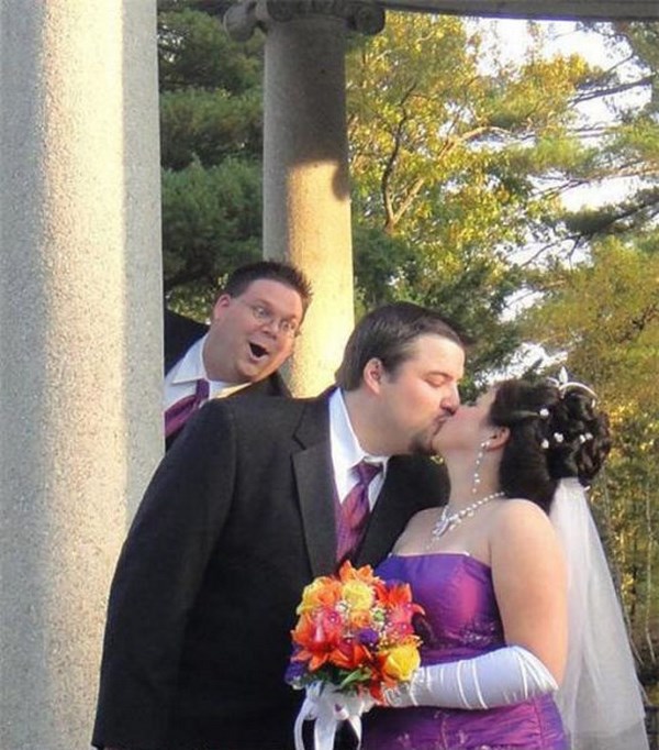 hilarious-wedding-photobomb-selection008