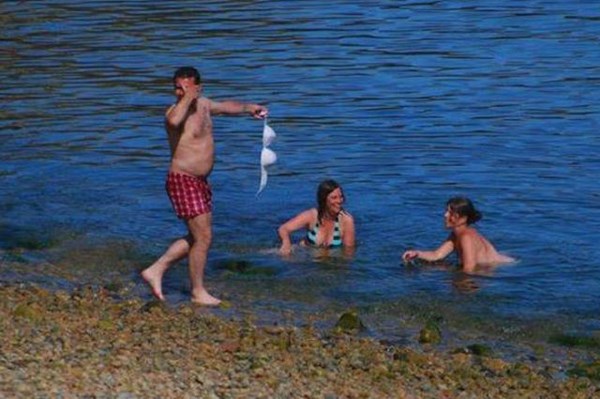 Epic Beach FAIL: Yes mate, they are laughing at your shorts.