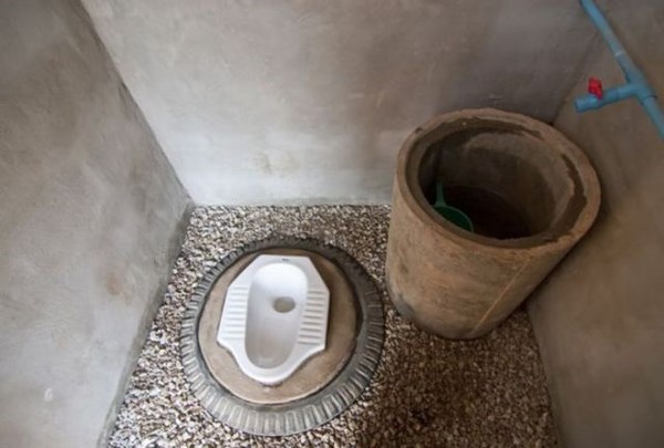 strange-and-unusual-public-toilet-designs019
