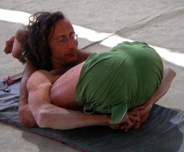 we-cant-help-but-get-a-kick-out-of-these-yoga-pics012
