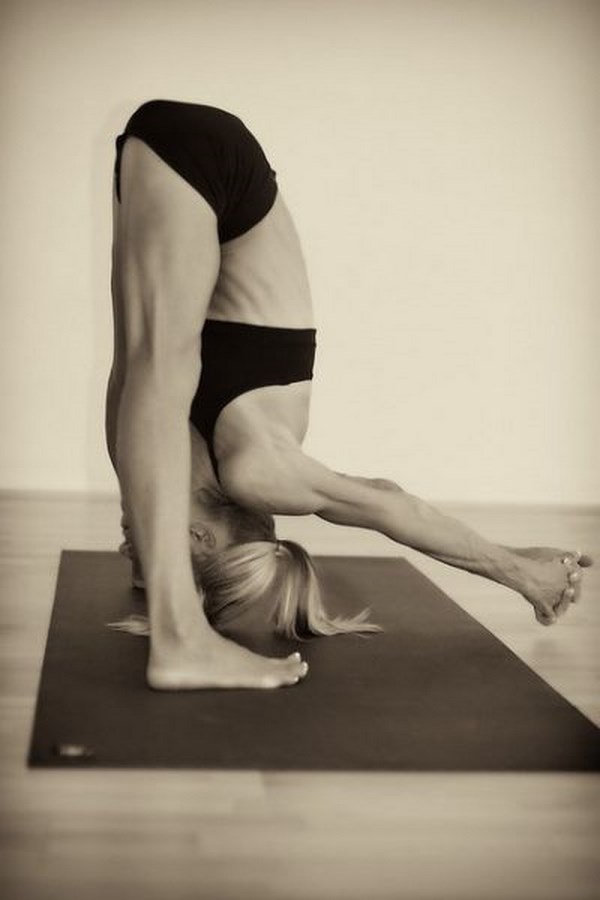 we-cant-help-but-get-a-kick-out-of-these-yoga-pics020