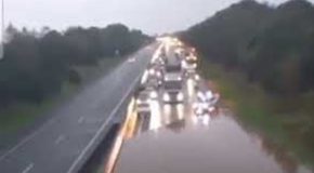 Daring Trucker Moves Through Waterlogged Streets, Others Don’t!