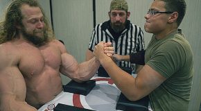 Bodybuilder VS Schoolboy Arm Wrestling