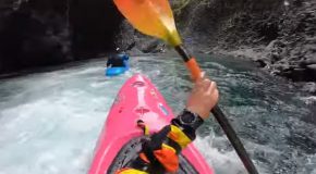 Kayakers Go Through The Extremely Narrow Rio Claro River!
