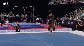 Simone Biles Gets Attacked By A Honeybee At The World Championships!