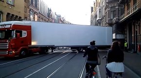 Incredibly Skilled Dutch Truck Driver In Action!