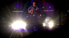 Garth Brooks Stops His Concert Mid-Way After Seeing A Woman’s Sign!
