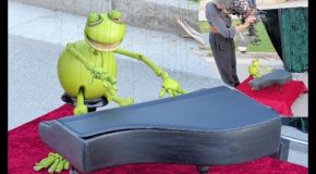 Crazy Frog Puppet Plays The Piano