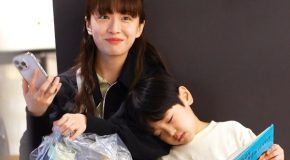 Child falling asleep on stranger’s shoulders in a library prank