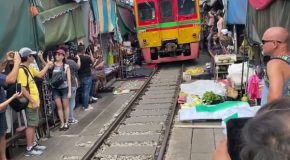 Taking a look at the crazy Maeklong Railway Market in Thailand