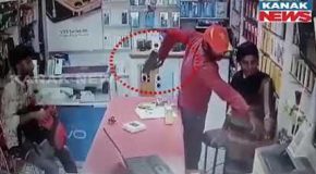 Smart thief stealing a mobile phone from a shop caught on camera