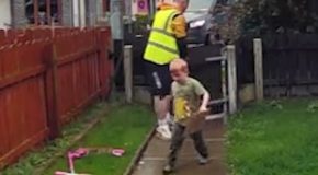 Six-year-old kid alerts a delivery man about his collapsed mother and saves her life